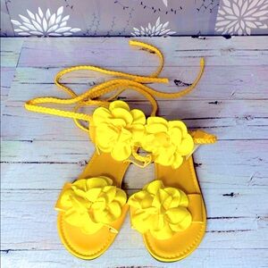 🌼 Yellow Floral Wrap Around Tie Up Sandals 🌼 NWOT